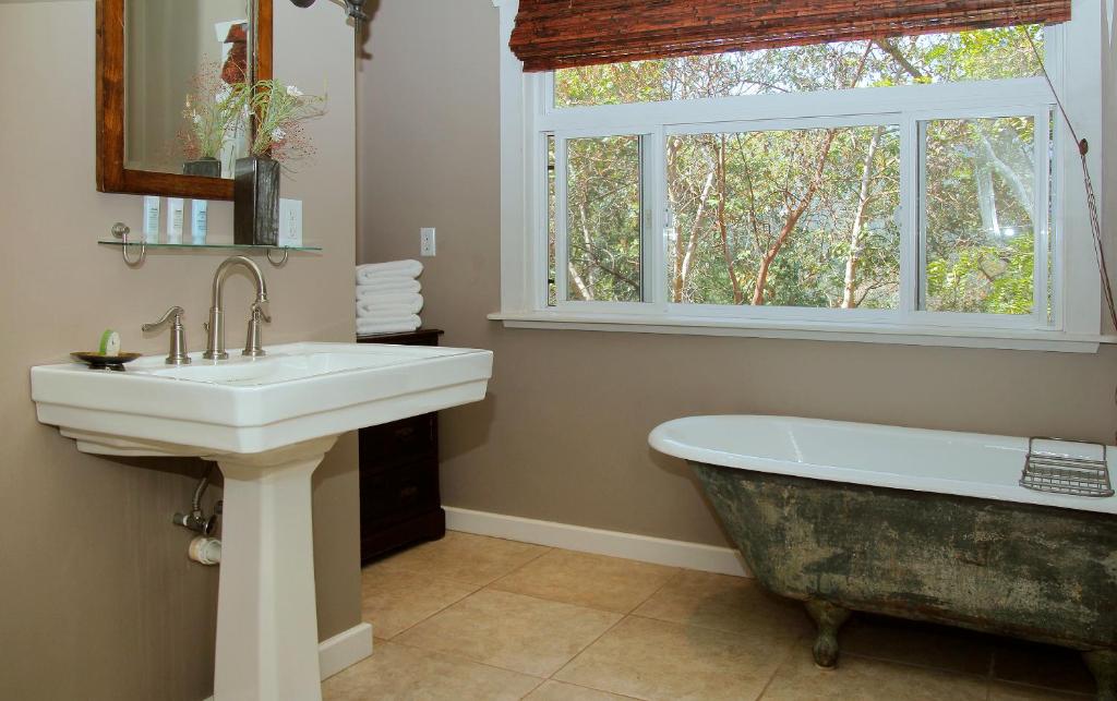 Coho Cottages - Double Room With Patio