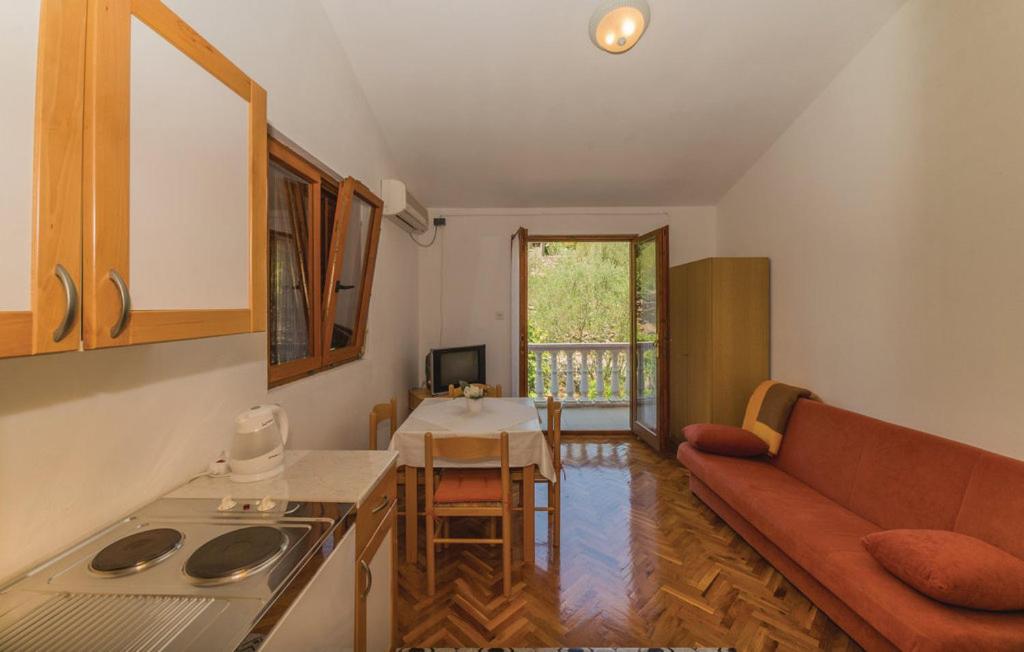 Kuchyňa alebo kuchynka v ubytovaní Apartmani Komoseva
