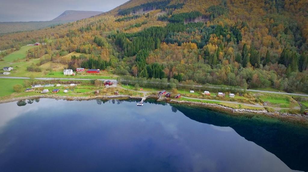 una vista aerea di una casa su un'isola in acqua di Fagervik Camping a Tresfjord