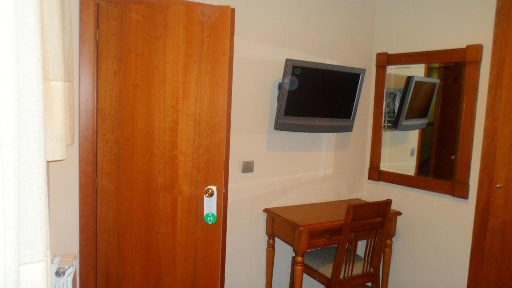 A television and/or entertainment centre at Hostal La Nava