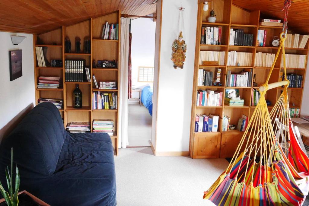 a living room with a couch and a hammock at Chez Babeth in Toulouse