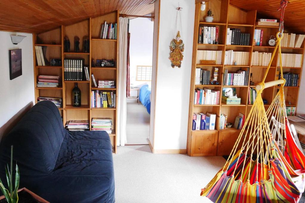 uma sala de estar com um sofá e uma rede de descanso em Chez Babeth em Toulouse