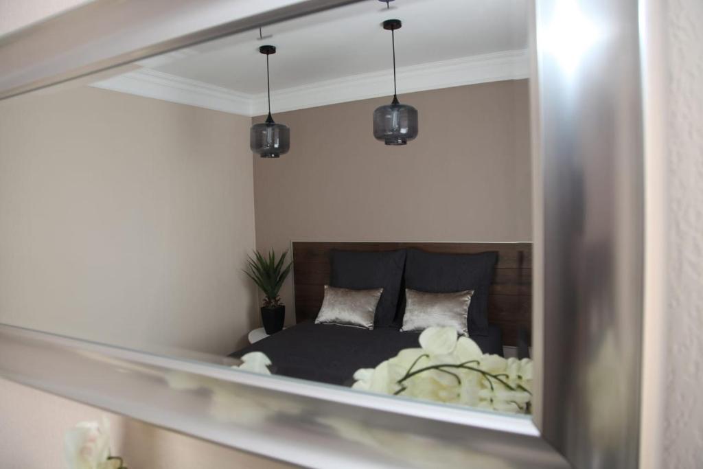 espejo reflejo de una cama en un dormitorio en Stylish 2 Room Flat 60 meters to the beach, en Niza