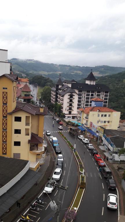 una calle de la ciudad con coches aparcados en la carretera en Apartamentos na cobertura - Edifício London - Com Ar-condicionado em todos os cômodos, en Piratuba