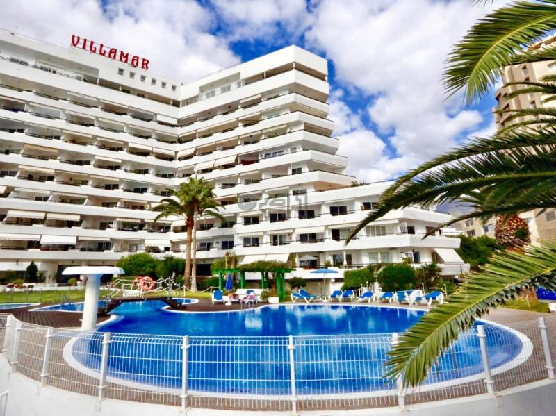 Bazén v ubytovaní First Line Seaview Apartment alebo v jeho blízkosti