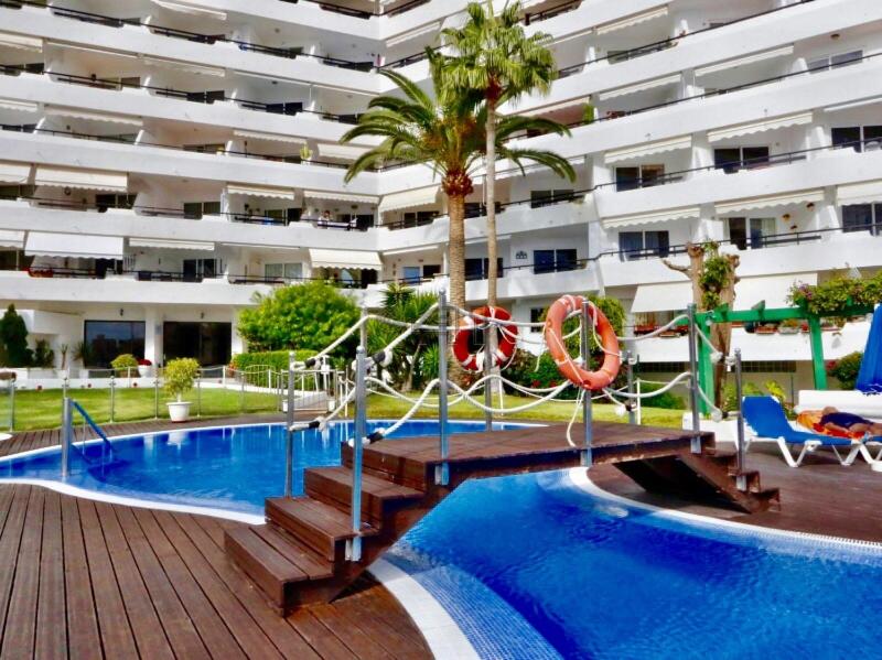 Bazén v ubytovaní First Line Seaview Apartment alebo v jeho blízkosti