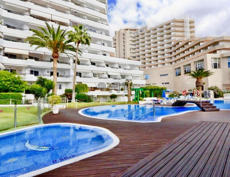 Bazén v ubytovaní First Line Seaview Apartment alebo v jeho blízkosti