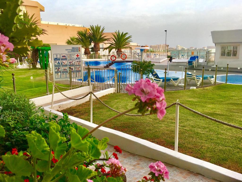 Bazén v ubytovaní First Line Seaview Apartment alebo v jeho blízkosti