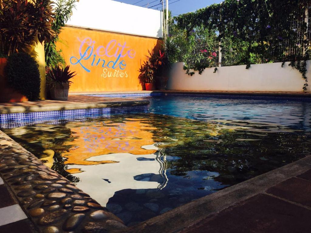 una piscina de agua frente a un edificio en Cielito Lindo Suites en Puerto Escondido