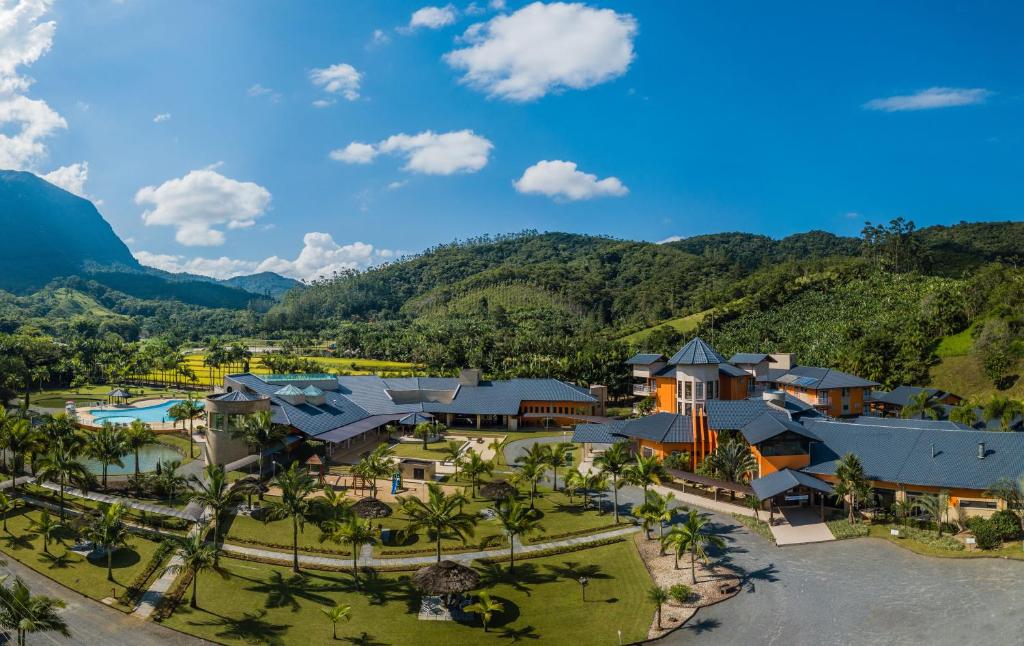 ジャラグァー・ド・スーにあるEstância Ribeirão Grandeの山々を背景にしたリゾートの空中ビュー