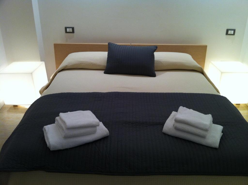 Łóżko lub łóżka w pokoju w obiekcie Romeo Design Rooms