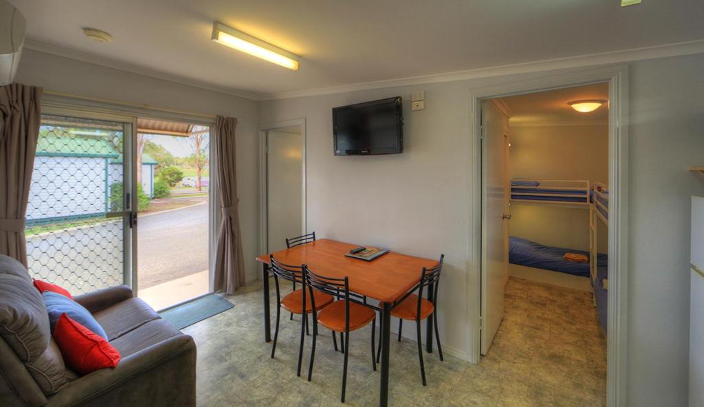 TV a/nebo společenská místnost v ubytování BIG4 Warwick Holiday Park
