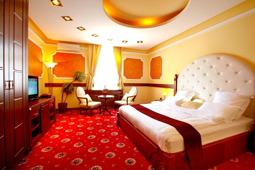 una camera d'albergo con un grande letto e una TV di Manjež Centar a Belgrado