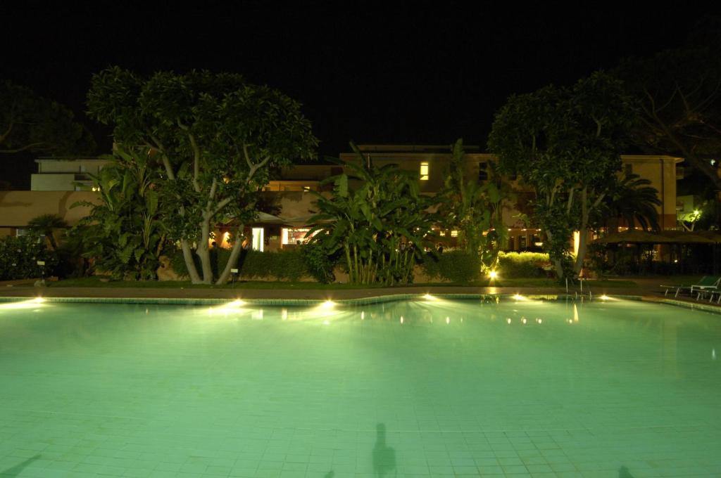 Bazén v ubytování Grand Hotel Delle Terme Re Ferdinando nebo v jeho okolí