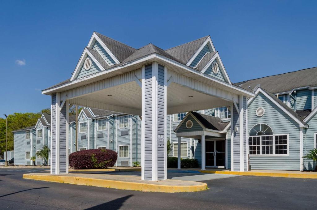 un grande edificio bianco con tetto grigio di Motel 6-Mobile, AL a Tillmans Corner