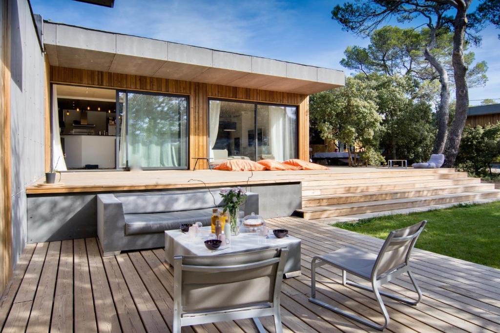 eine Terrasse mit einem Tisch und Stühlen auf einer Terrasse in der Unterkunft Sweet lodges Aix en Provence in Rognes