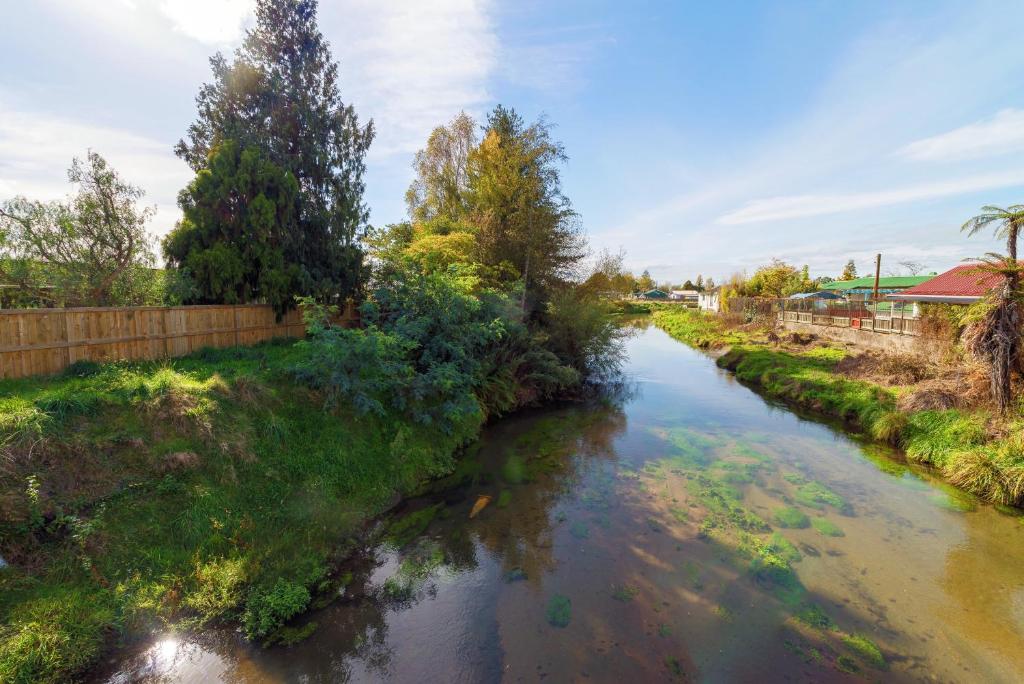 Red Rock Thermal Motel - Mineral Pool - Resim 39