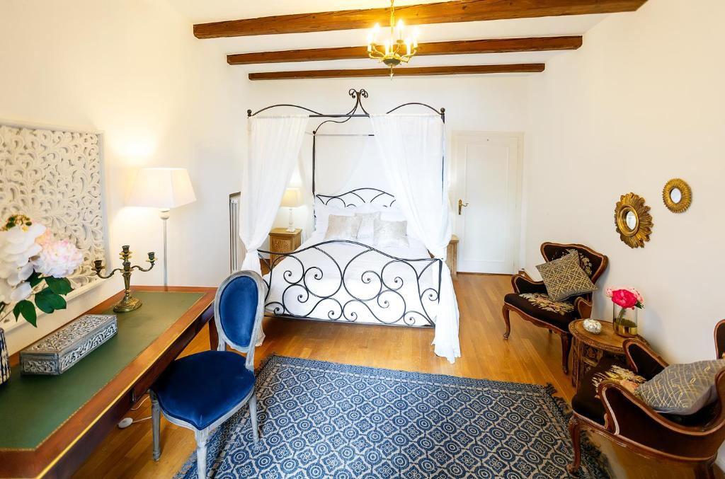 Posezení v ubytování Château du Châtelard | Unique Apartment