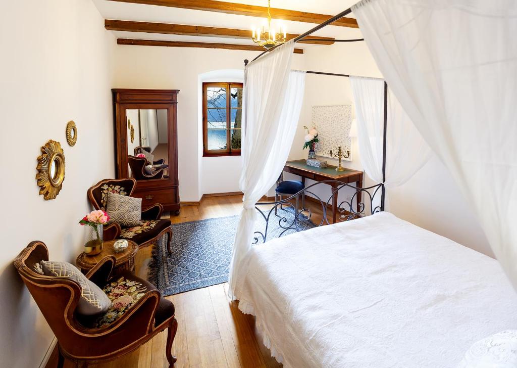 Postel nebo postele na pokoji v ubytování Château du Châtelard | Unique Apartment