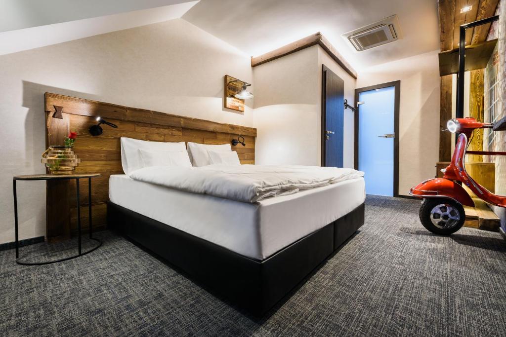 Postel nebo postele na pokoji v ubytování RQ Boutique & Unique Hotel