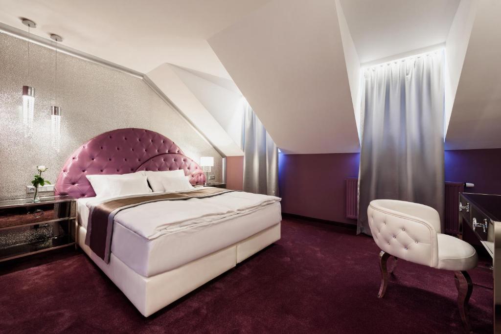 Postel nebo postele na pokoji v ubytování RQ Boutique & Unique Hotel