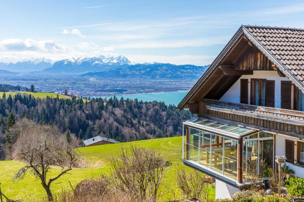 アイヒェンベルクにあるHaus Margitの山を背景にした丘の上の家