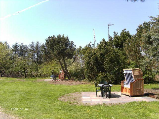 a bench and a table in a park at Hackerhof-Mittewohnung in Morsum