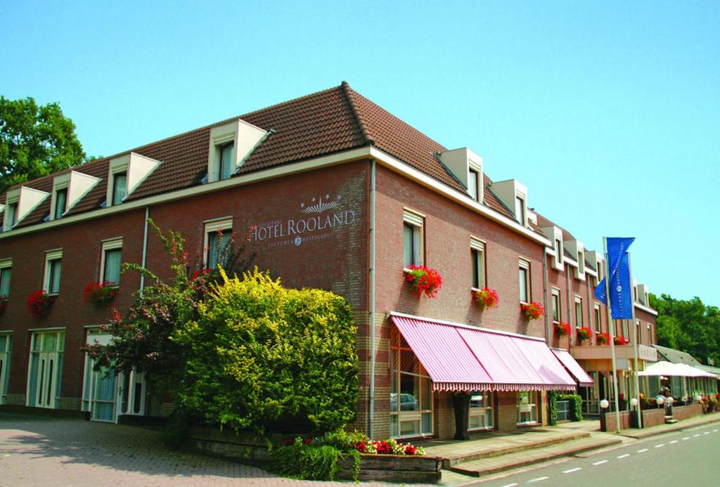 アルセンにあるフレッチャー ホテル レストラン ローランドの赤レンガ造りの建物