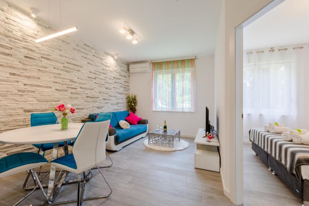 - un salon avec un canapé et une table dans l'établissement Apartments Niro, à Split