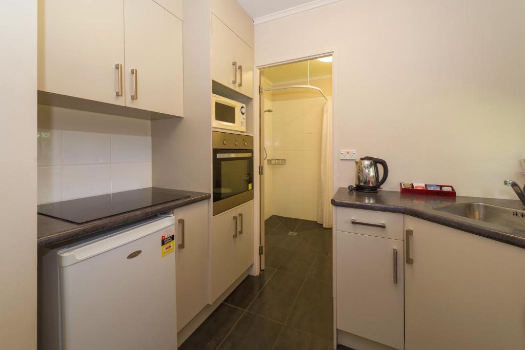 Red Rock Thermal Motel - Mineral Pool - Resim 30