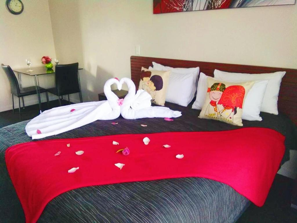 Red Rock Thermal Motel - Mineral Pool - Resim 26