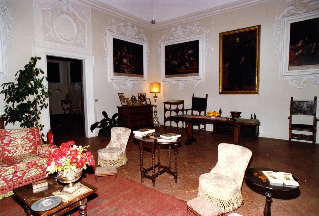 A seating area at Agriturismo Corte Virgiliana