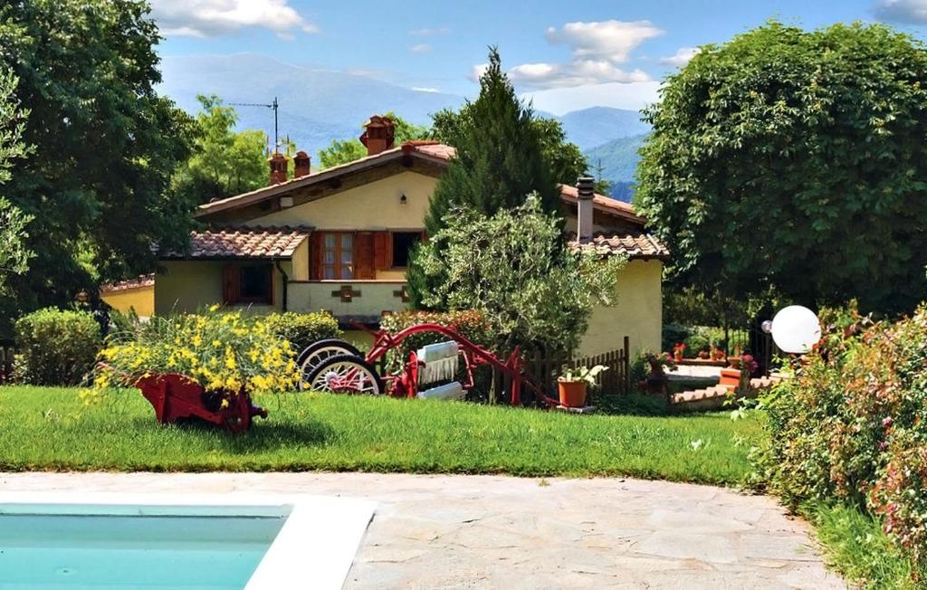 ein Haus mit einem Garten und einem Pool in der Unterkunft Casa Corella in Ampinana