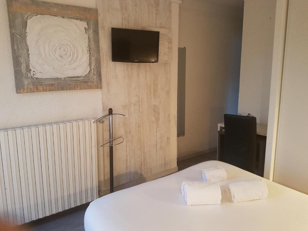 TV a/nebo společenská místnost v ubytování Logis Hôtel Restaurant les Charmettes
