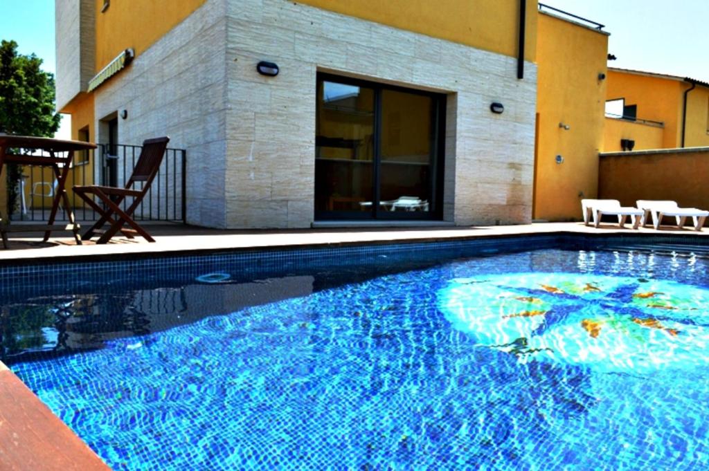 サン・ペレ・ペシュカドールにあるBR1 casa con piscina a 800m de la playaの建物前の大型スイミングプール