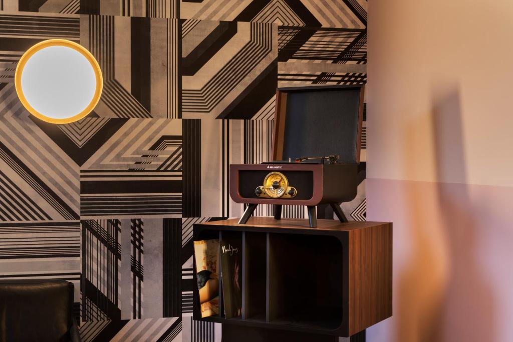 TV a/nebo společenská místnost v ubytování Stories Boutique Hotel