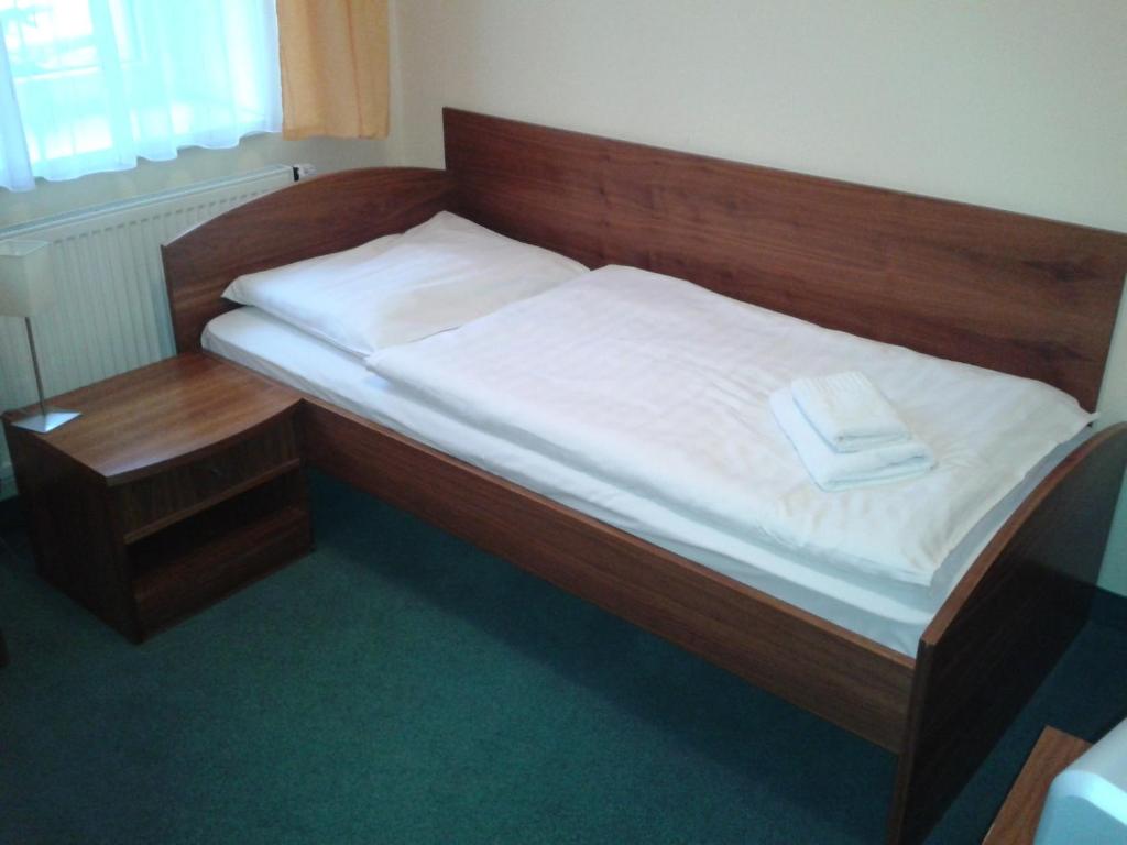 Giường trong phòng chung tại Parkhotel Centrum