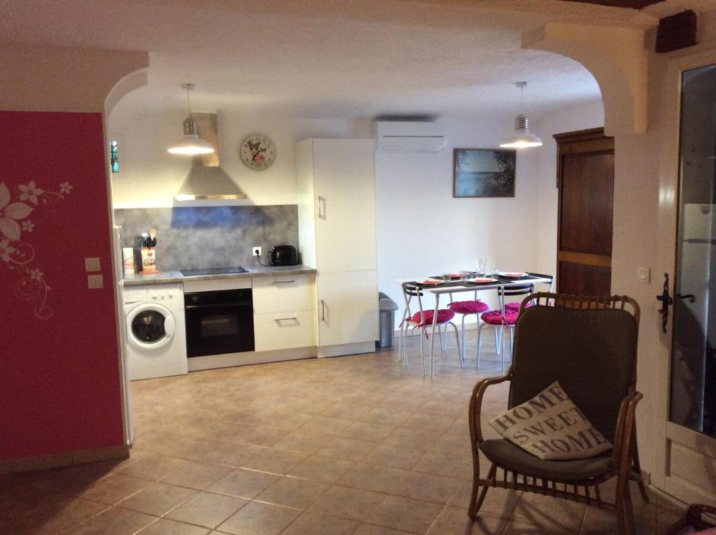 cocina y sala de estar con mesa y sillas en Les Hauts du Baousset, en Menton