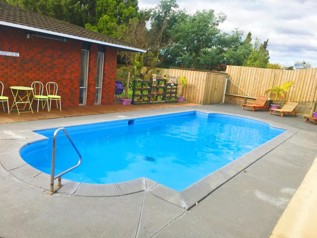 Red Rock Thermal Motel - Mineral Pool - Resim 4