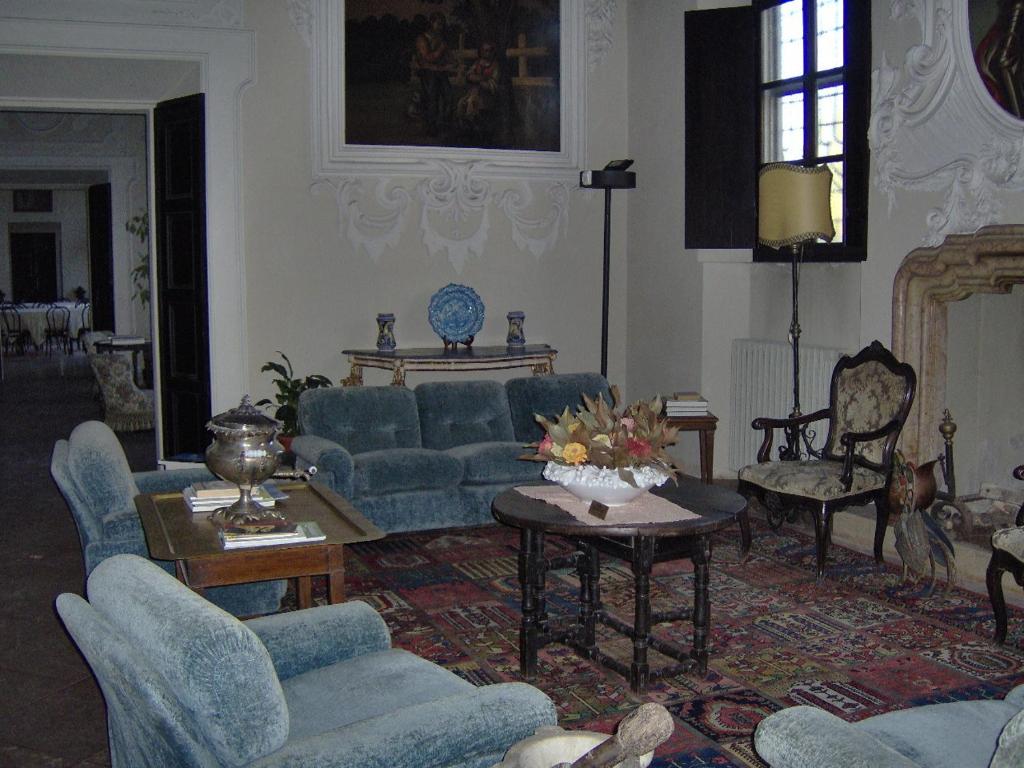 A seating area at Agriturismo Corte Virgiliana
