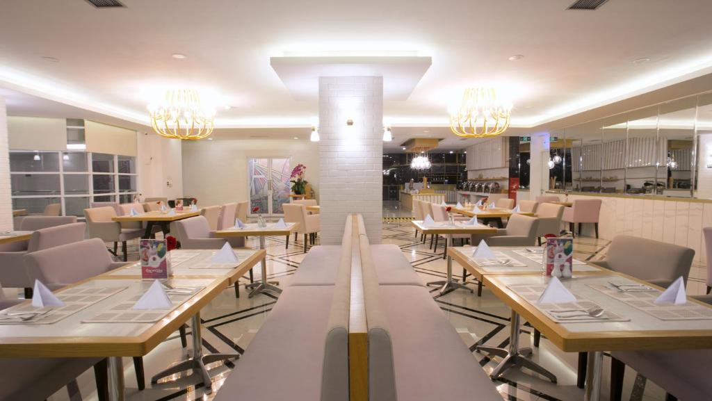 Restoran või mõni muu söögikoht majutusasutuses Shakti Hotel Bandung