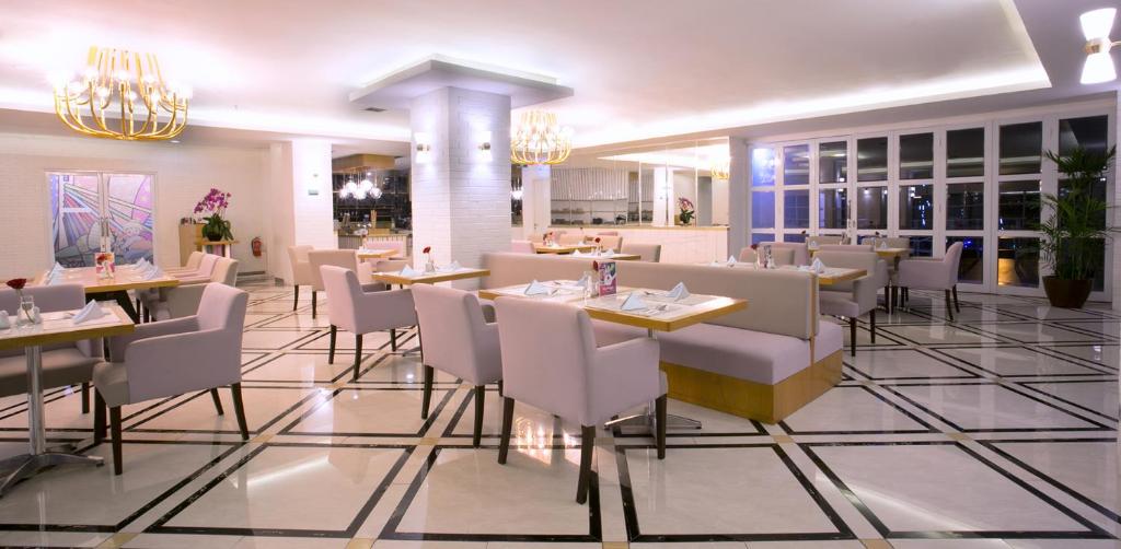 Restoran või mõni muu söögikoht majutusasutuses Shakti Hotel Bandung