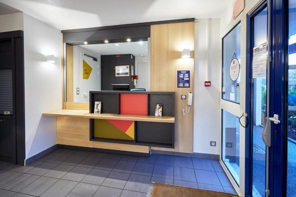 Kuchyň nebo kuchyňský kout v ubytování B&B HOTEL Cherbourg