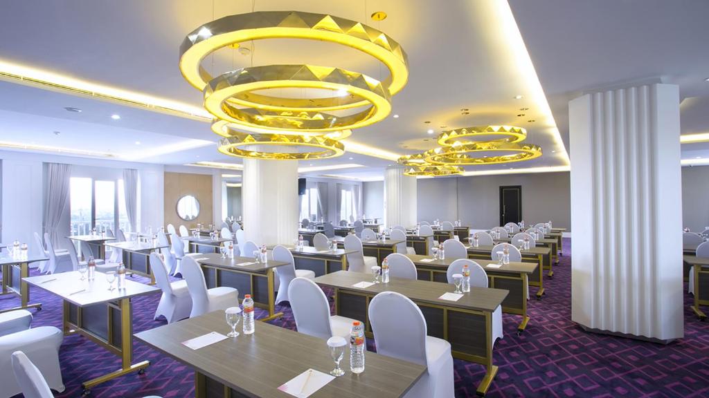 Restoran või mõni muu söögikoht majutusasutuses Shakti Hotel Bandung