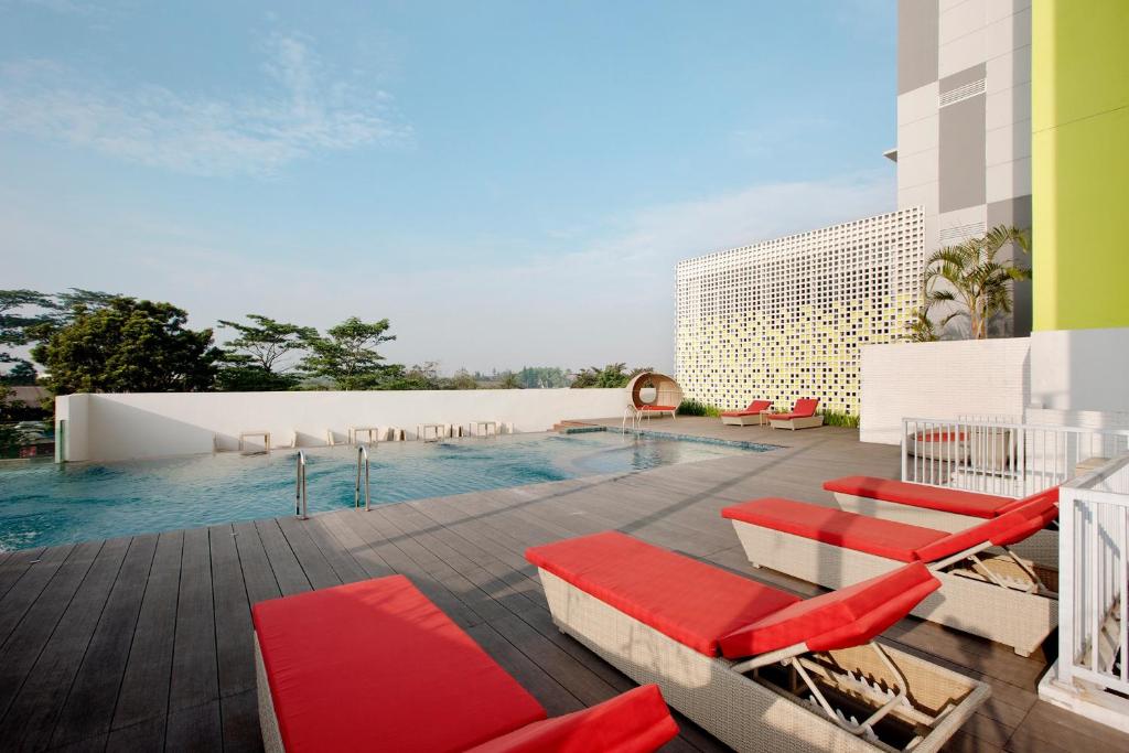 The swimming pool at or close to Shakti Hotel Bandung