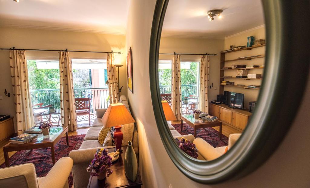 フンシャルにあるFunchal Arcadas Apartment by MLVの鏡付きのリビングルームの景色を望めます。