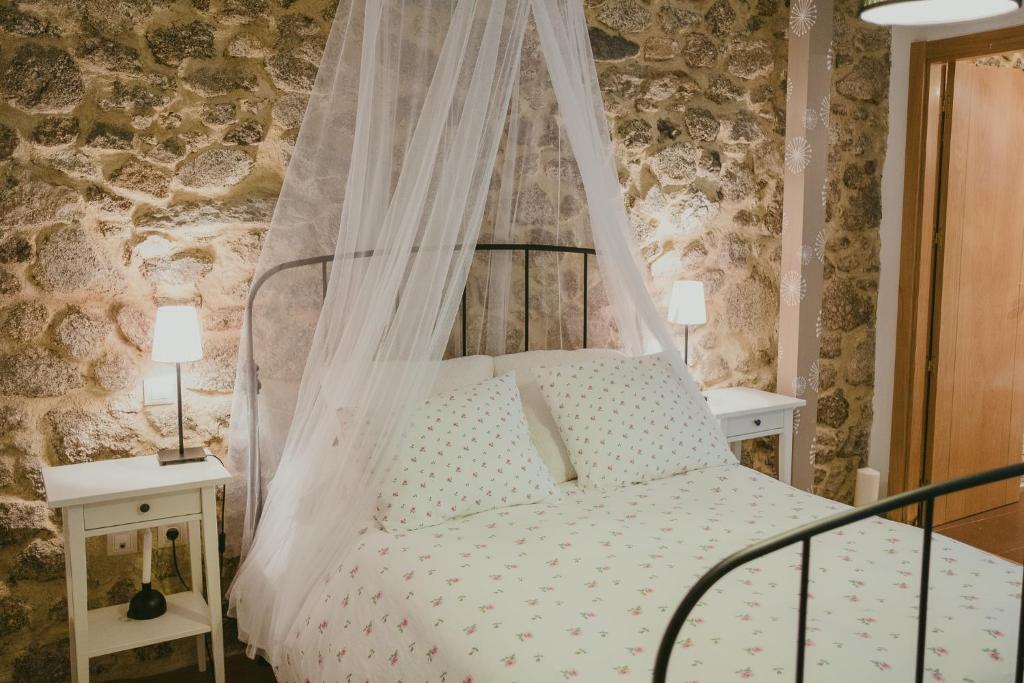 1 dormitorio con 1 cama con dosel en Ronda Navarra by Valdesierra, en Béjar