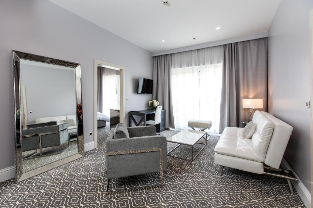 TV a/nebo společenská místnost v ubytování Royal Palm Hotel