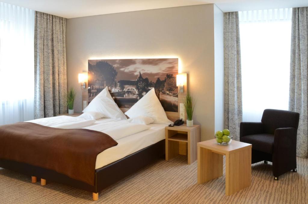 Postel nebo postele na pokoji v ubytování Ringhotel Loew's Merkur