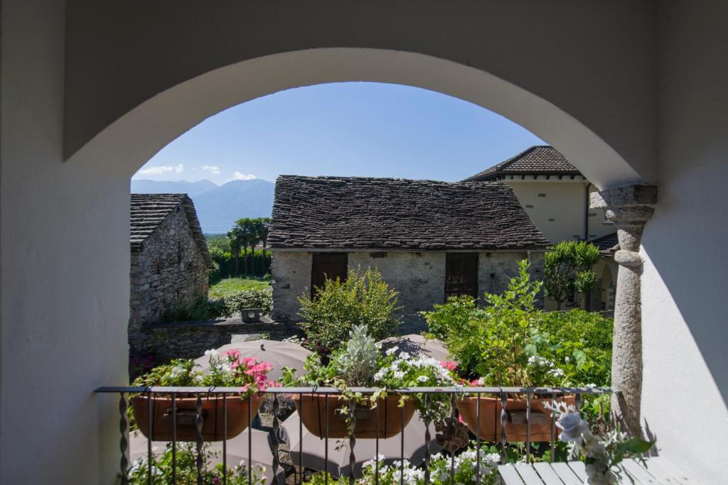 von einem Haus aus einen Torbogen mit Gartenblick in der Unterkunft Alloggi Alla Cantina in Tegna